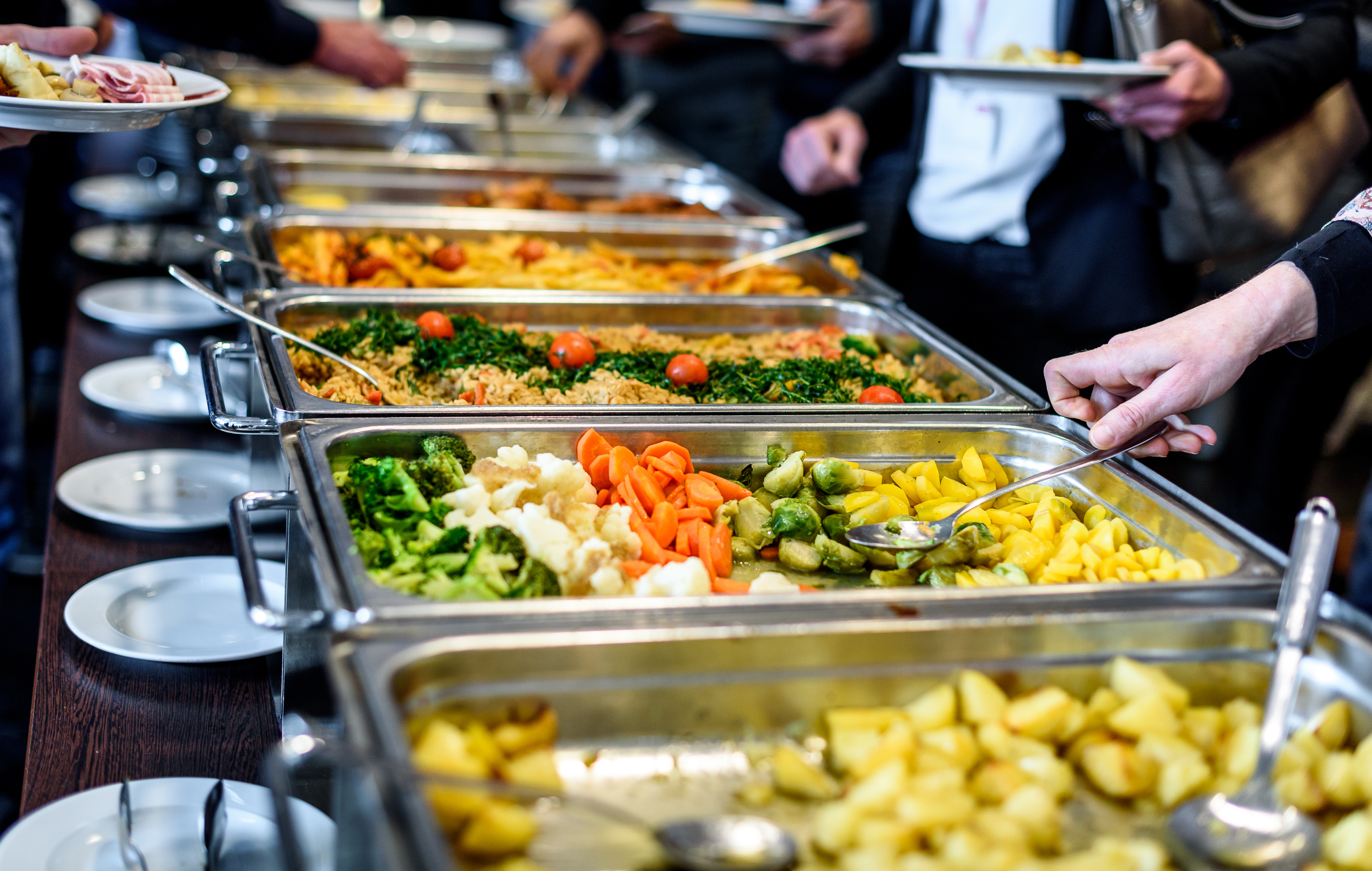 Bakken met salade in kantine