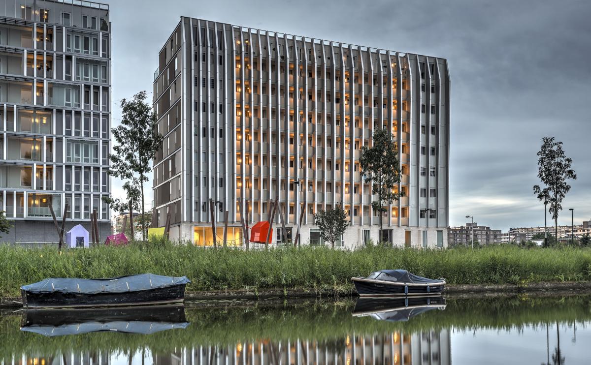 één van de gebouwen aan de laan van Spartaan meer in focus. Een hoog gebouw aan de erasmusgracht