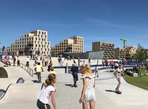 Veel kinderen zijn aan het recreeeren in het zeeburgereiland skatepark in Amsterdam