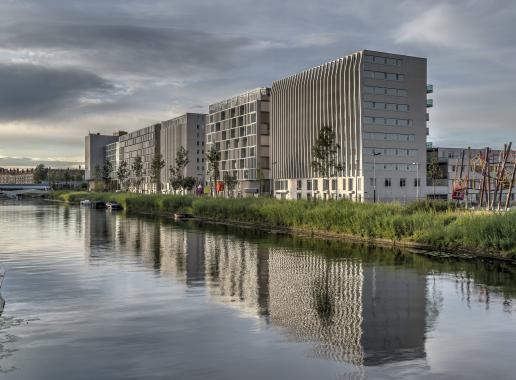 Laan van spartaan, 3 grote nieuwe gebouwen aan het water