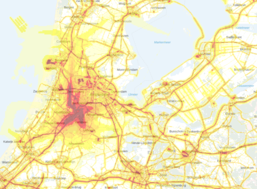 Illustratieve kaart van geluidsniveaus in Nederland; verhoogde niveaus verschijnen met name rond autowegen en stedelijke gebieden