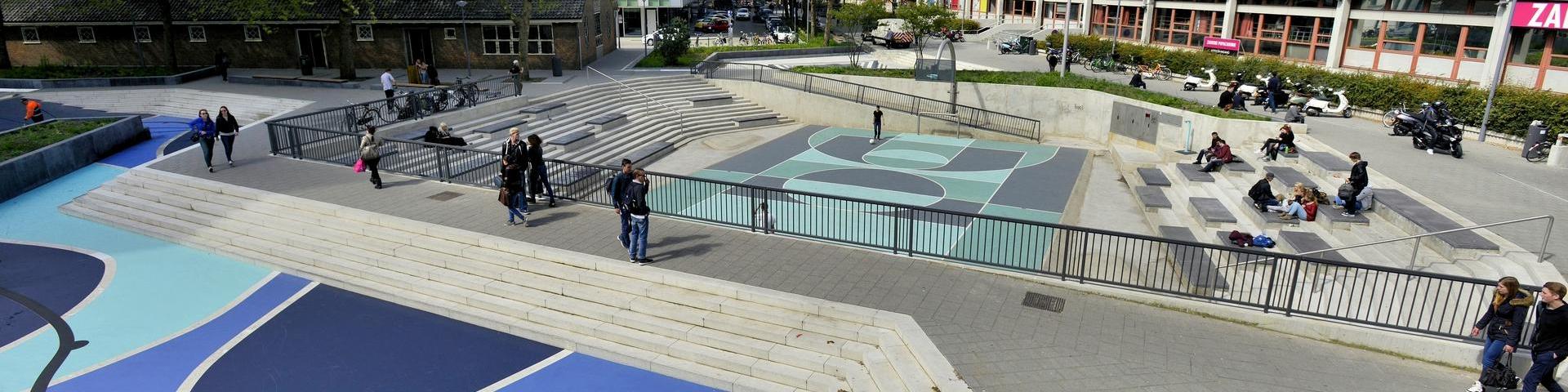 Foto van het Benthemplein, skatepark en waterplein, Rotterdam