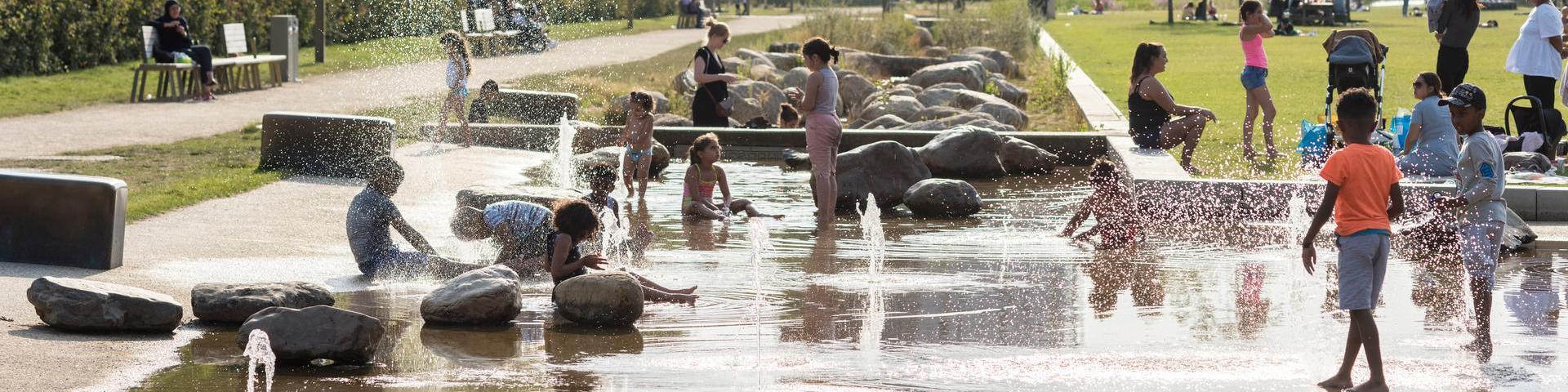  Spoorzone Tilburg, Op voormalig rangeerterrein in centrum Tilburg is een lang smal park, Spoorpark, aangelegd voor recreatie en verkoeling in de zomer, klimaatadaptief park om hittestress in de stad tegen te gaan