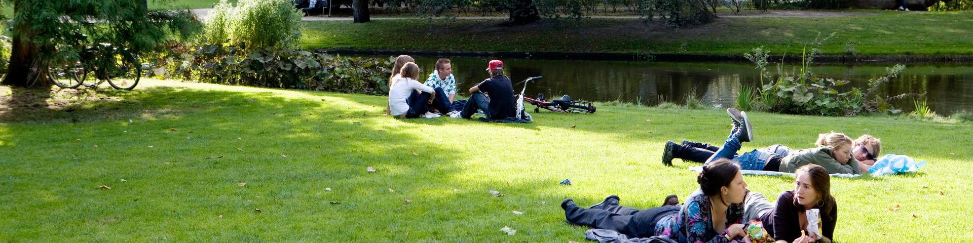 Recreatie van mensen in het Vondelpark
