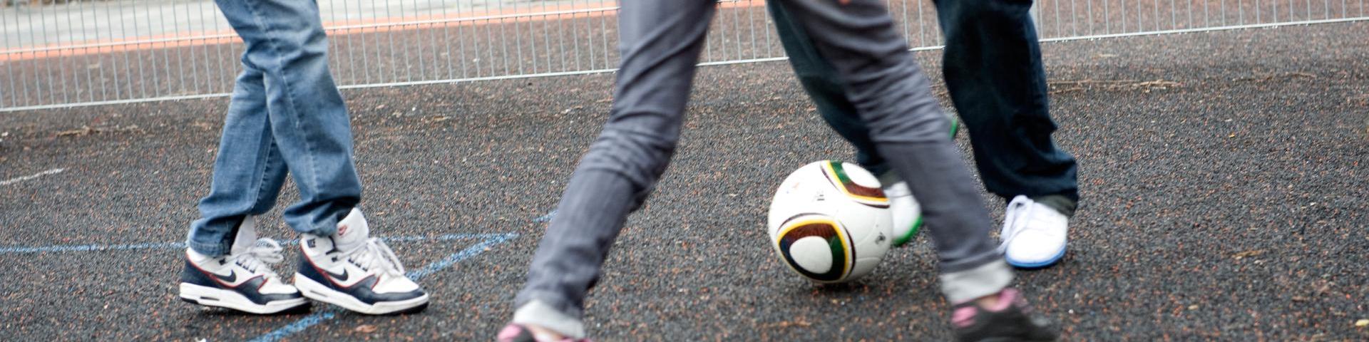 Kinderen voetballen, je ziet de benen en de bal