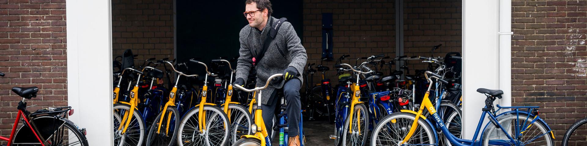 Man fiets weg op OV fiets