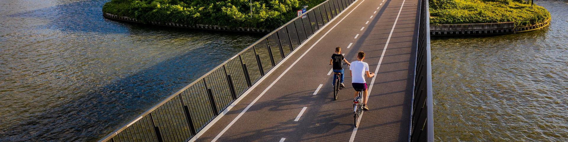 Fietsbrug, de Heemstedebrug bij de plofsluis in Nieuwegein