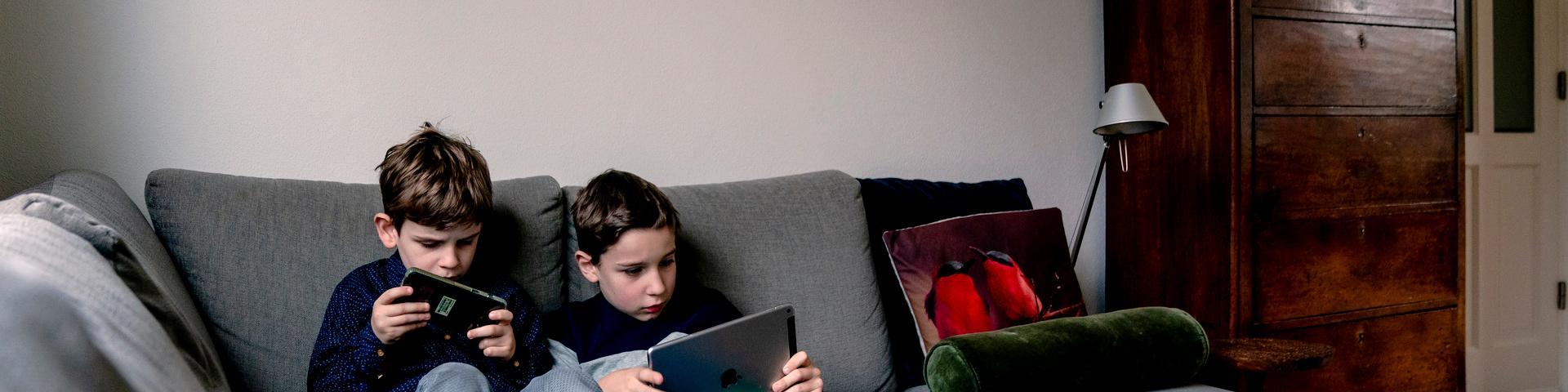 Kinderen spelletjes op de bank thuis