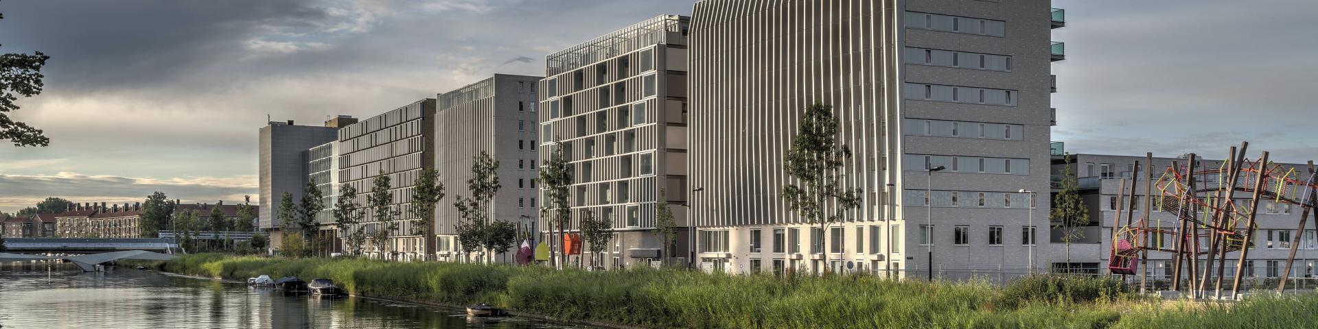 Laan van spartaan, 3 grote nieuwe gebouwen aan het water