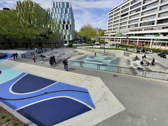 Foto van het Benthemplein, skatepark en waterplein, Rotterdam