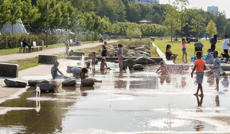  Spoorzone Tilburg, Op voormalig rangeerterrein in centrum Tilburg is een lang smal park, Spoorpark, aangelegd voor recreatie en verkoeling in de zomer, klimaatadaptief park om hittestress in de stad tegen te gaan