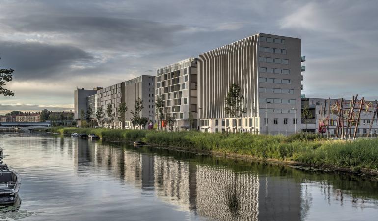 Laan van spartaan, 3 grote nieuwe gebouwen aan het water