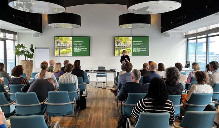 Presentatie ruimte met spreker en deelnemers