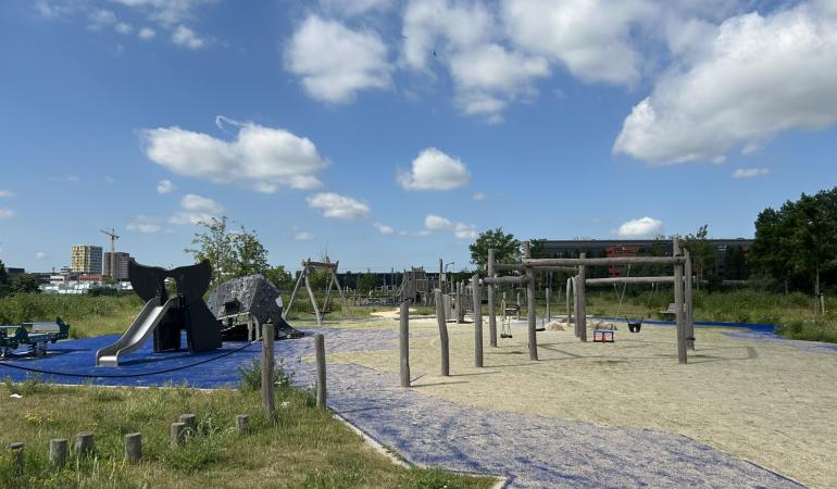 Park met speeltoestellen