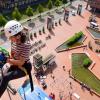 Vrouw hangt van een gebouw (verzekerd) boven het nieuw ontwikkelde rode plein - het Lübeckplein - in Zwolle.
