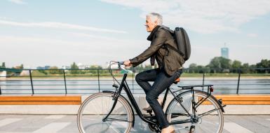 Persoon op fiets naar het werk